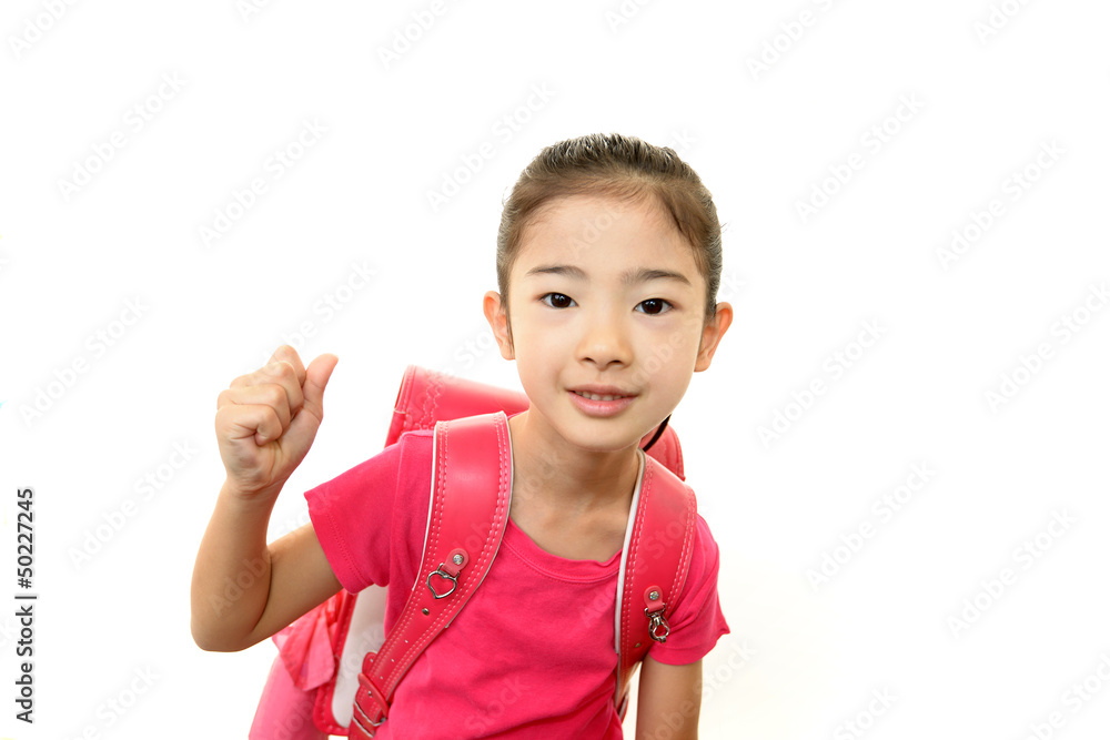 ガッツポーズをして微笑む女の子