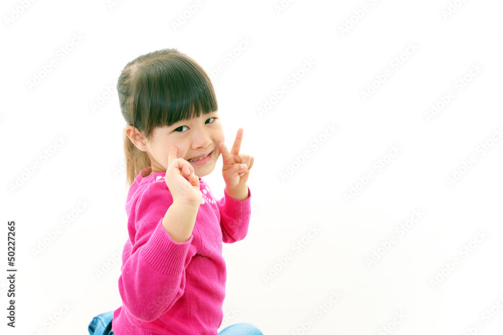 Vサインを出す笑顔の女の子 Vサインを出す笑顔の女の子