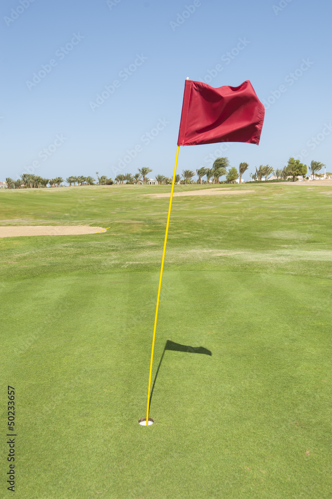 Obraz premium Flag on a golf course green