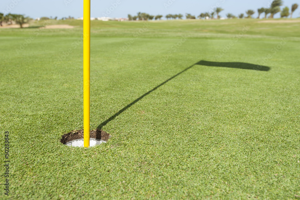 Obraz premium Base of flag pole on golf green