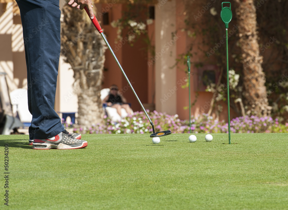 Obraz premium Golfer practising putting