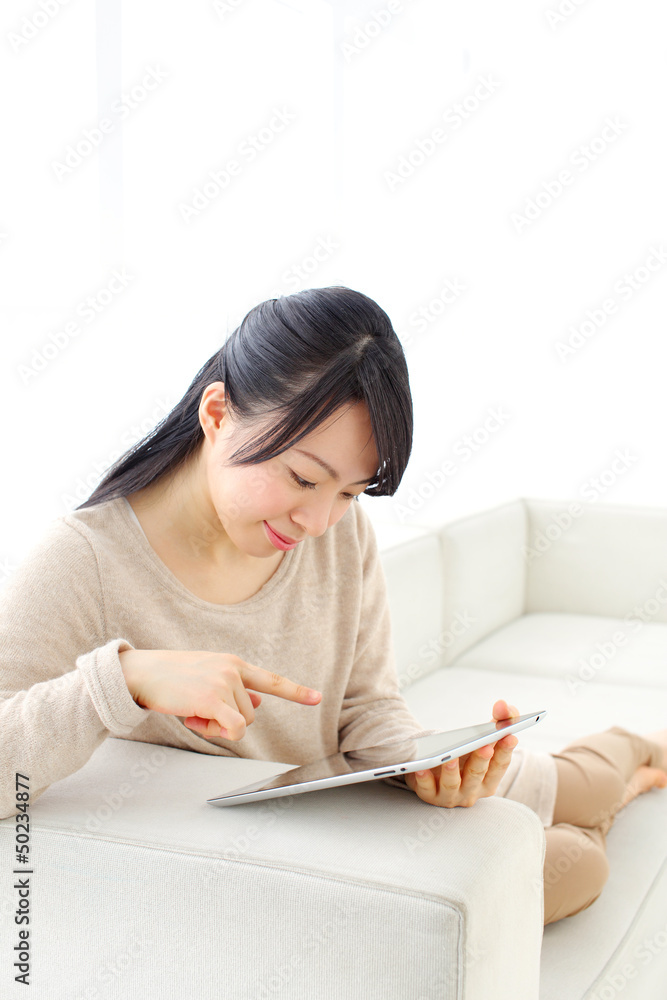 タブレットを使う女の子 タブレットを使う女の子