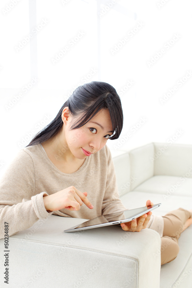 タブレットを使う女の子 タブレットを使う女の子