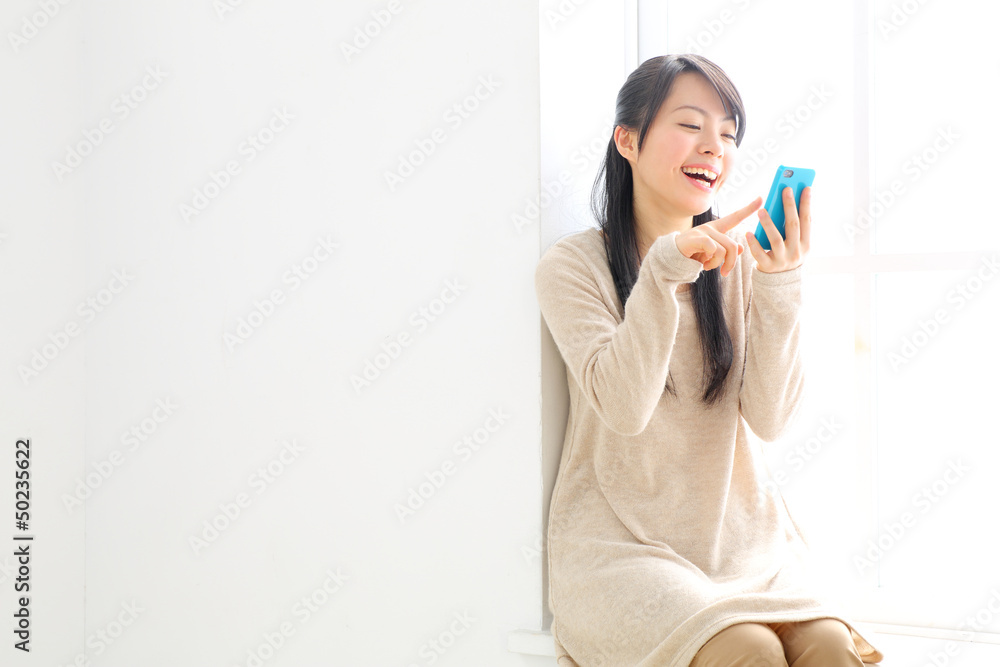 スマートフォンを使う女の子