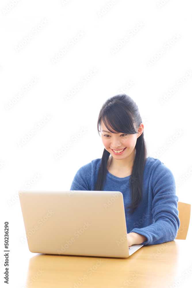 ノートパソコンを使う女の子 ノートパソコンを使う女の子