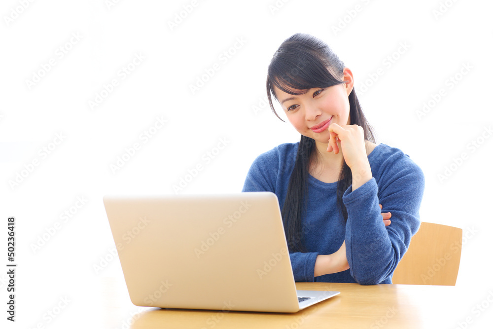 ノートパソコンを使って悩む女の子 ノートパソコンを使って悩む女の子