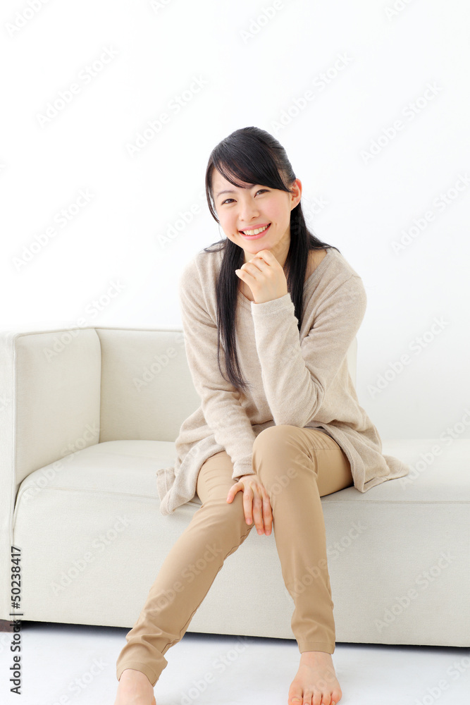 ソファに座る女の子 ソファに座る女の子