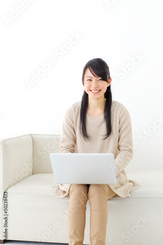 ノートパソコンを使う女の子