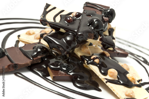 kawałki czekolady w polewie czekoladowej