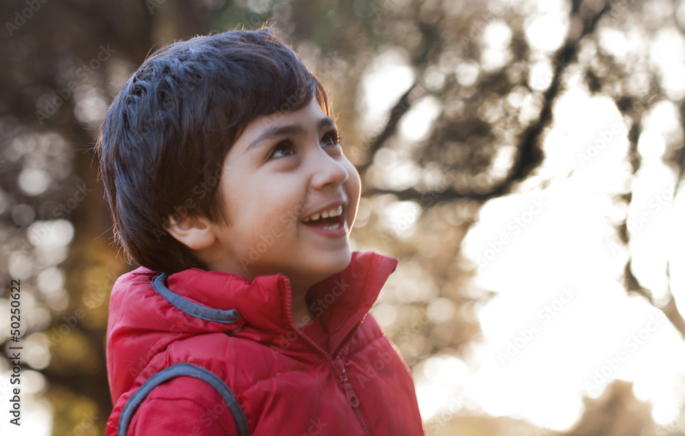 bambino nel bosco