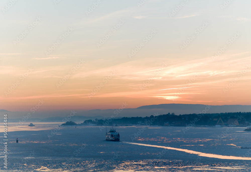 Ταπετσαρία Ferry through the ice in the sunset