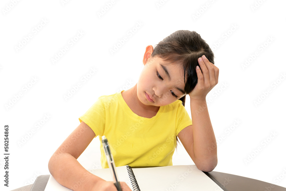 勉強に励む女の子 勉強に励む女の子