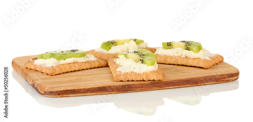 Crispbread with cheese and kiwi,