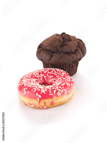 Schokoladen-Cupcake und ein pinkfarbener Donut