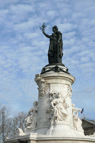 statue place de la r  publique