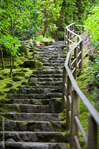 kamienne-schody-w-ogrodzie