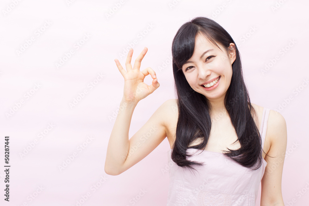 OKの合図をする女性 OKの合図をする女性