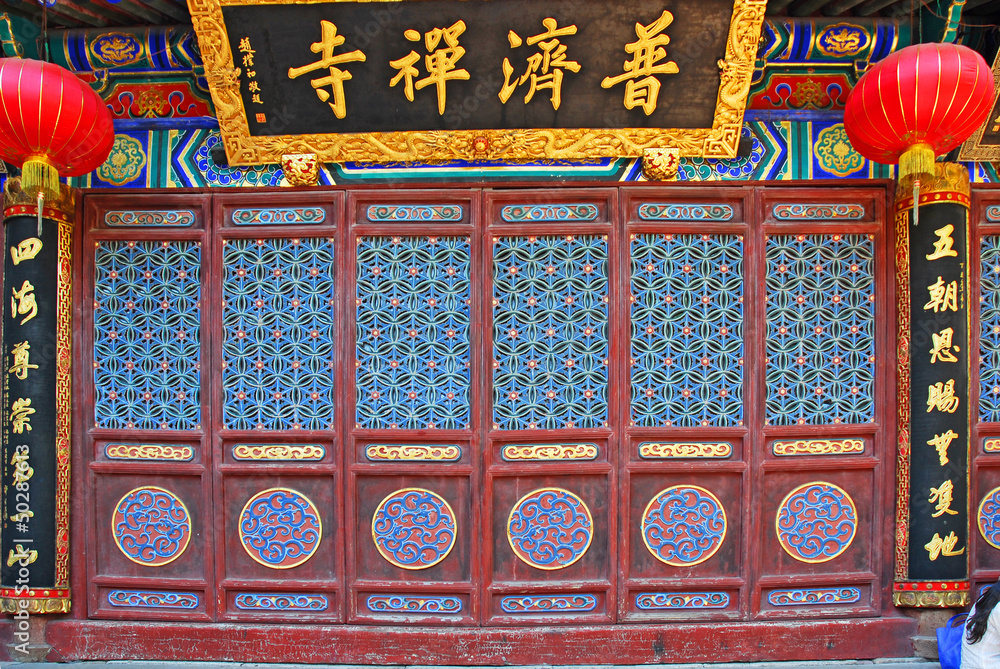 Fototapeta premium PutuoShan Buddhist Sanctuary Island Puji temple door