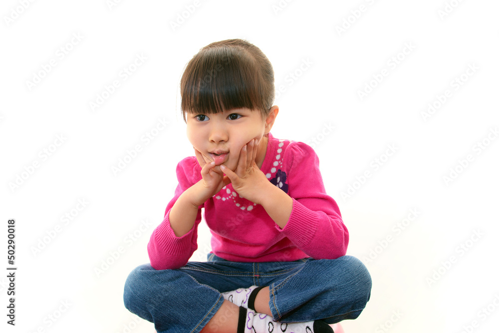 退屈そうな表情を浮かべる女の子 退屈そうな表情を浮かべる女の子