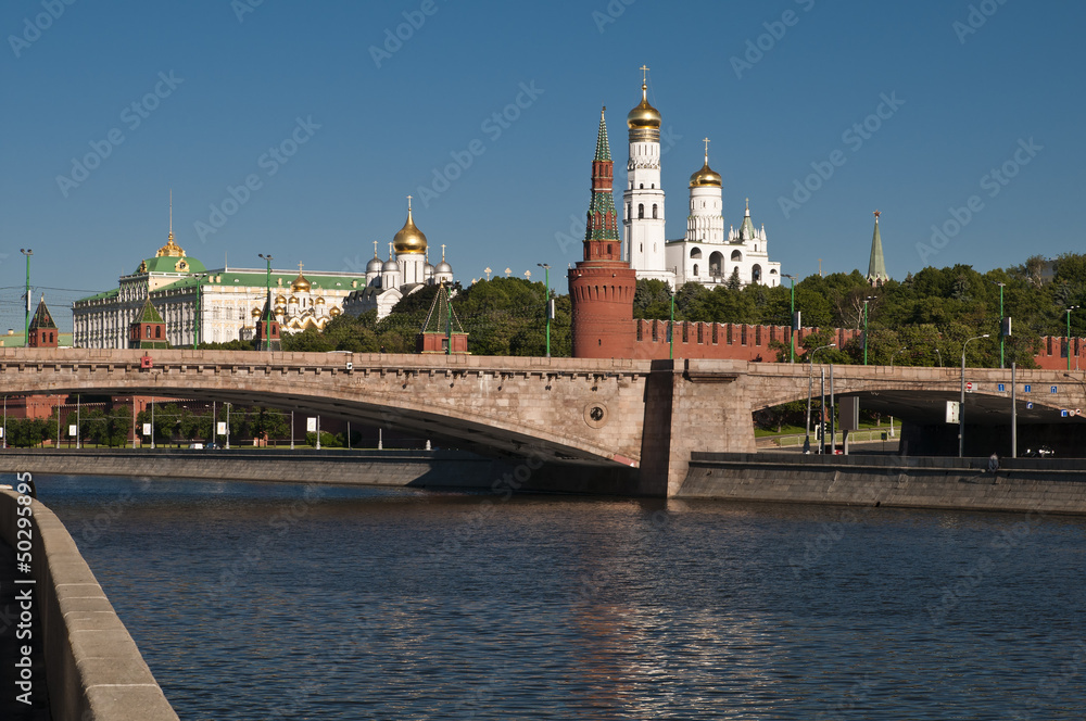 Вид на Большой Москворецкий мост и Кремль с Раушской набережной