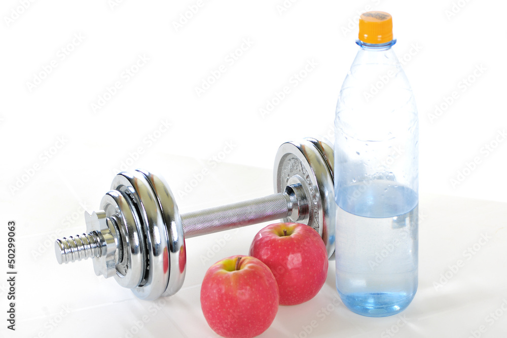 Obraz premium Hantel mit Wasserflasche und Apfel