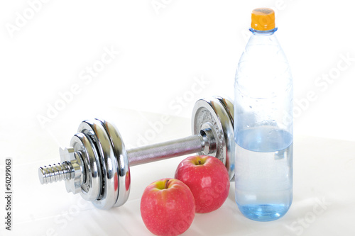 Hantel mit Wasserflasche und Apfel