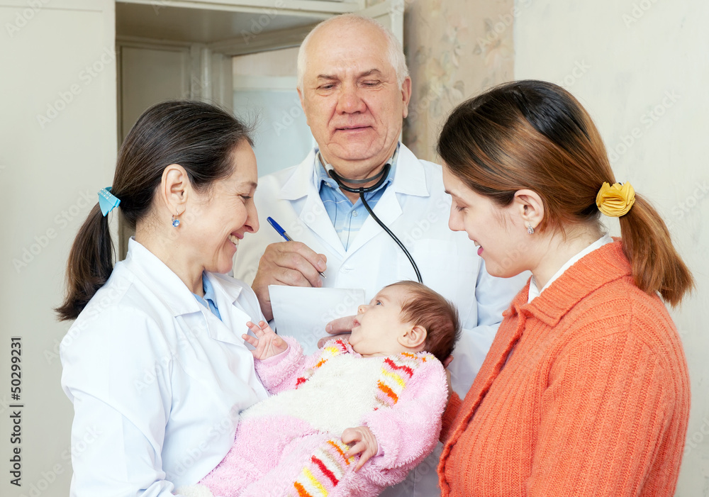 Obraz premium doctors give the healthy baby to mother