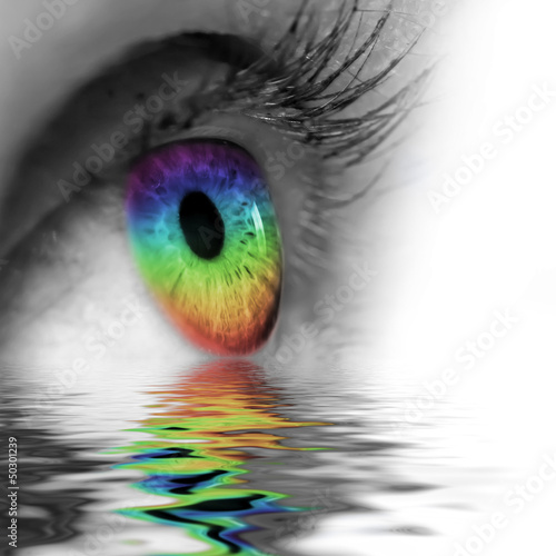 Auge im Wasser gespiegelt