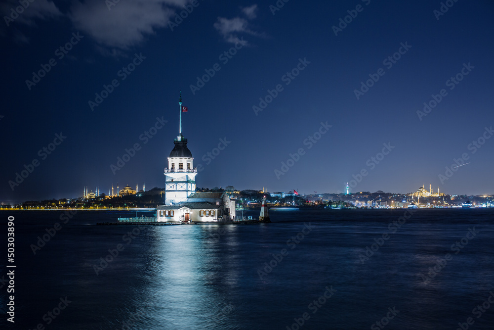 Obraz premium maiden tower at istanbul turkey