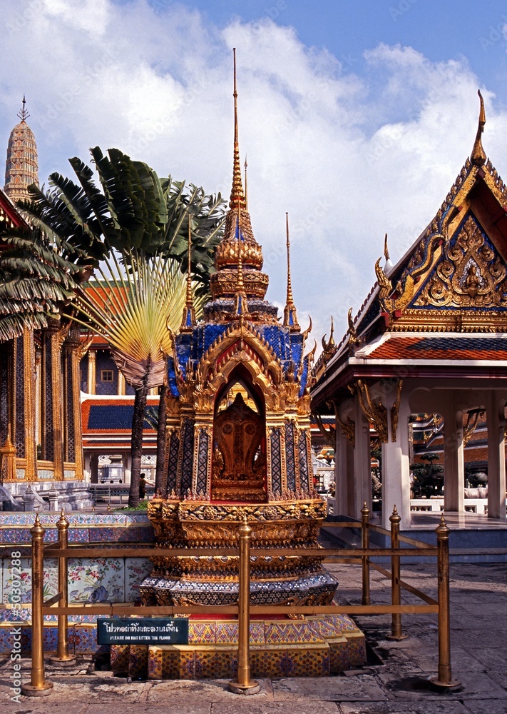 Fototapeta premium Shrine, Grand Palace, Bangkok, Thailand.