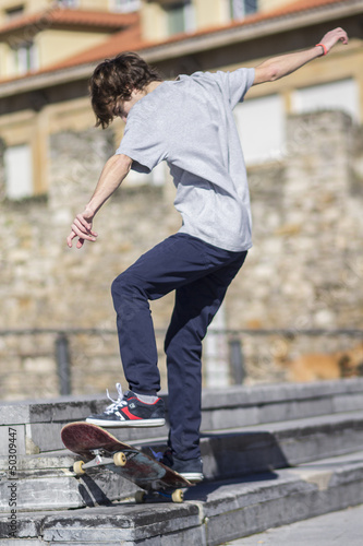 Chico practicando skateboard