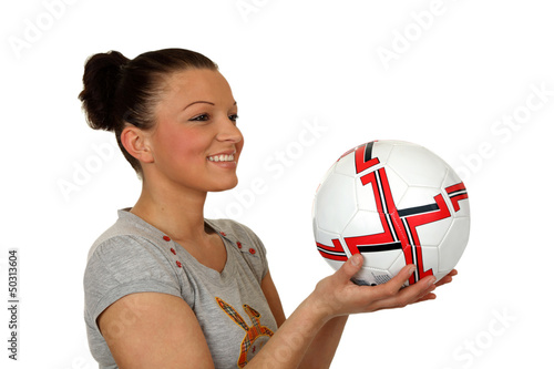 Dziewczyna uśmiechnięta z piłką do gry.
