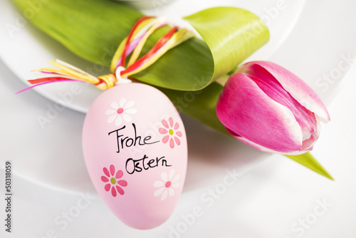Osterdekoration Osterei mit Tulpe