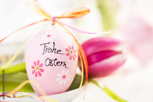Osterdekoration Osterei mit Tulpe