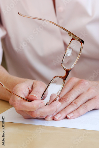Foto Female hands holding eye glasses