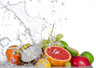 Küchenrückwand glas motiv Spritzendes Wasser Frisches Obst mit Spritzwasser isoliert auf weiß  © Lukas Gojda