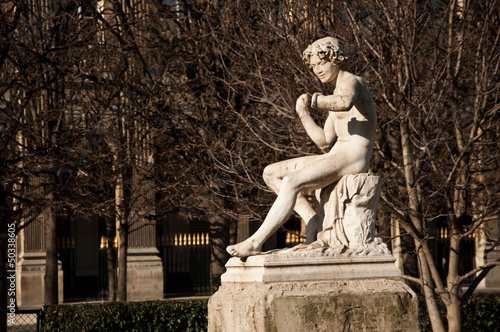 statue jardins du Palais Royal à Paris photo