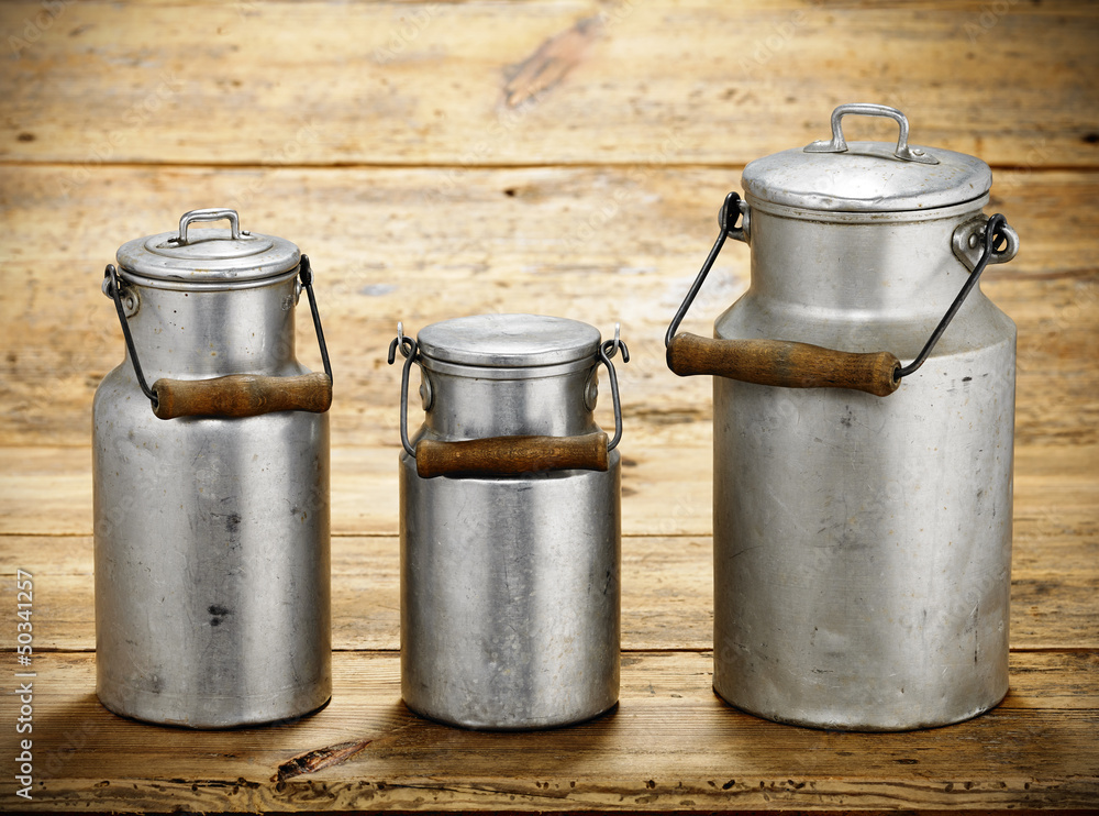 Drei Milchkannen