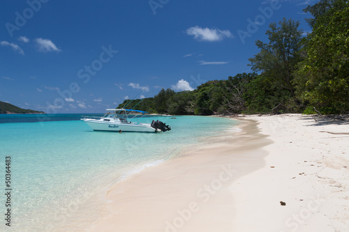 Plage de l'île Curieuse aux Seychelles © Jean-Marie MAILLET