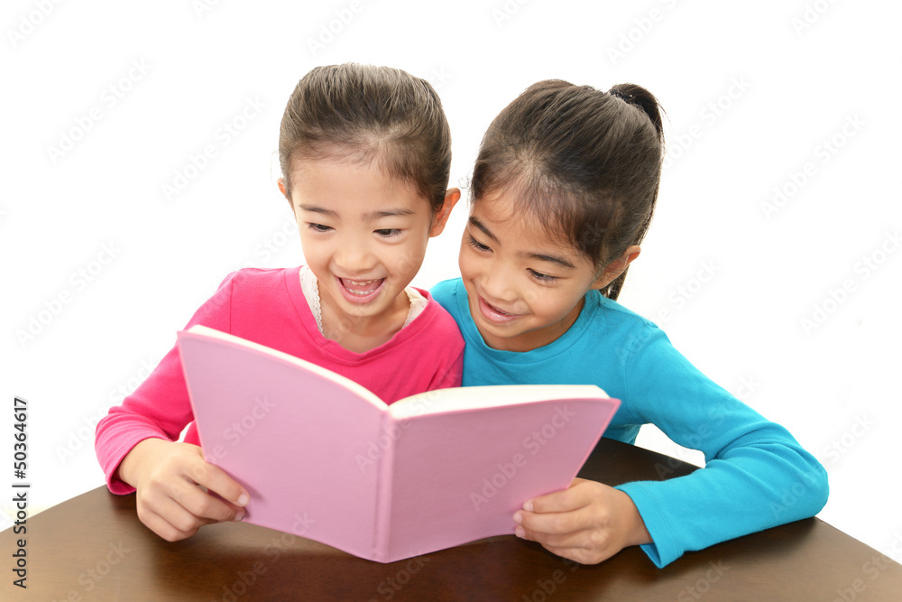 読書を楽しむ二人の女の子 読書を楽しむ二人の女の子