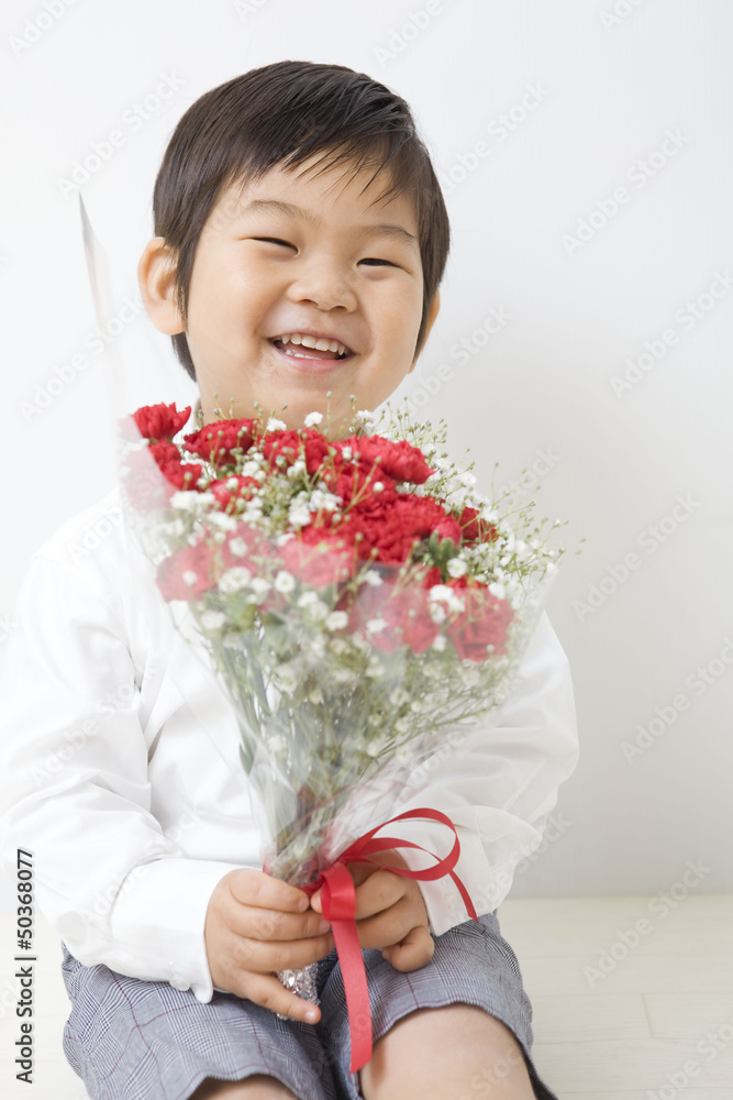 花束を持つ笑顔の子供
