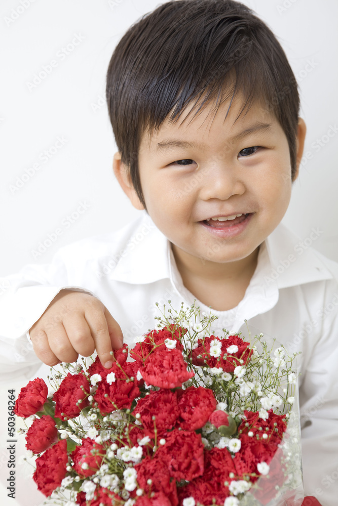 花束を持つ笑顔の子供 Stock Photo Adobe Stock