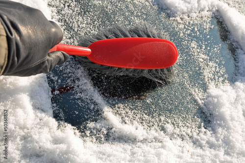 Eis Entfernen an der Windschutzscheibe