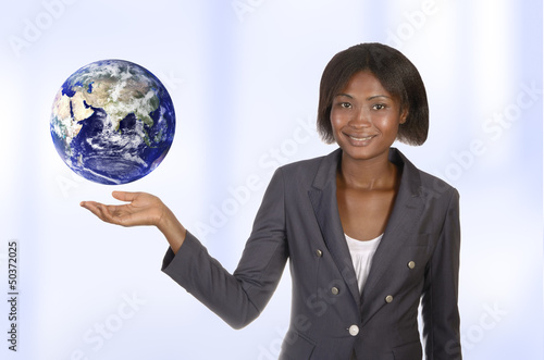 Afrikanische Geschäftsfrau mit Weltkugel