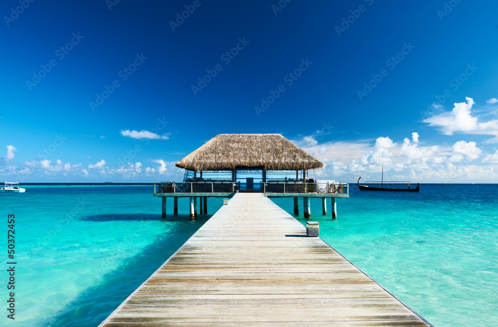Obraz premium Piękna plaża z pomostem