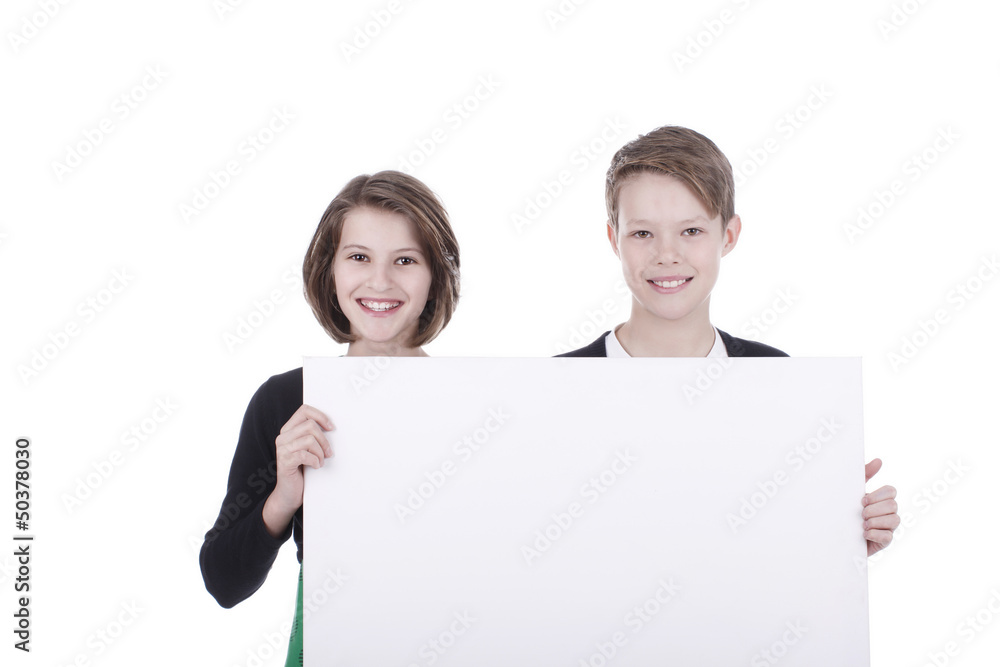 Zwei Kinder halten weißes Plakat children with white wall Zwei Kinder halten weißes Plakat children with white wall