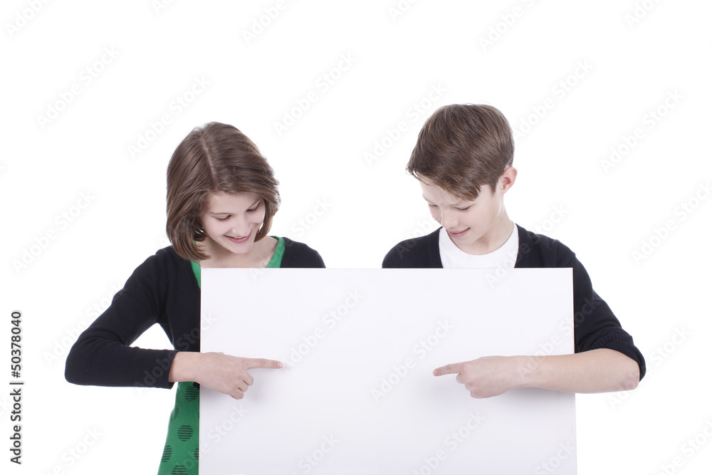 Zwei Kinder zeigen auf weißes Plakat Zwei Kinder zeigen auf weißes Plakat