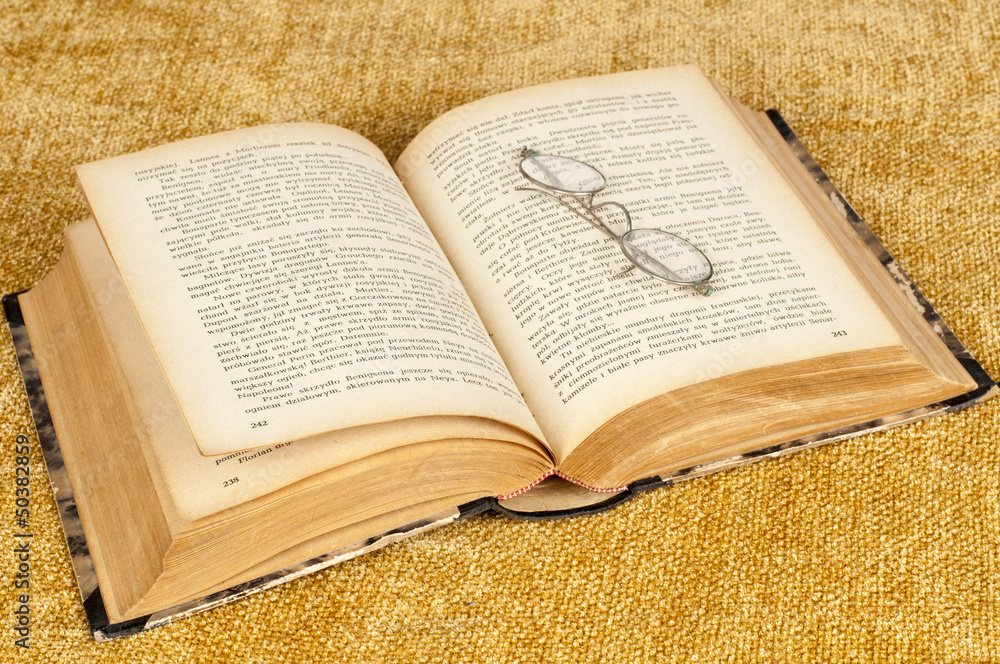 Obraz premium old vintage opened books