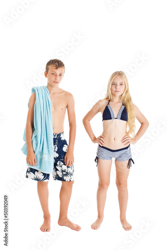 Парень и девушка в купальных костюмах © smirno