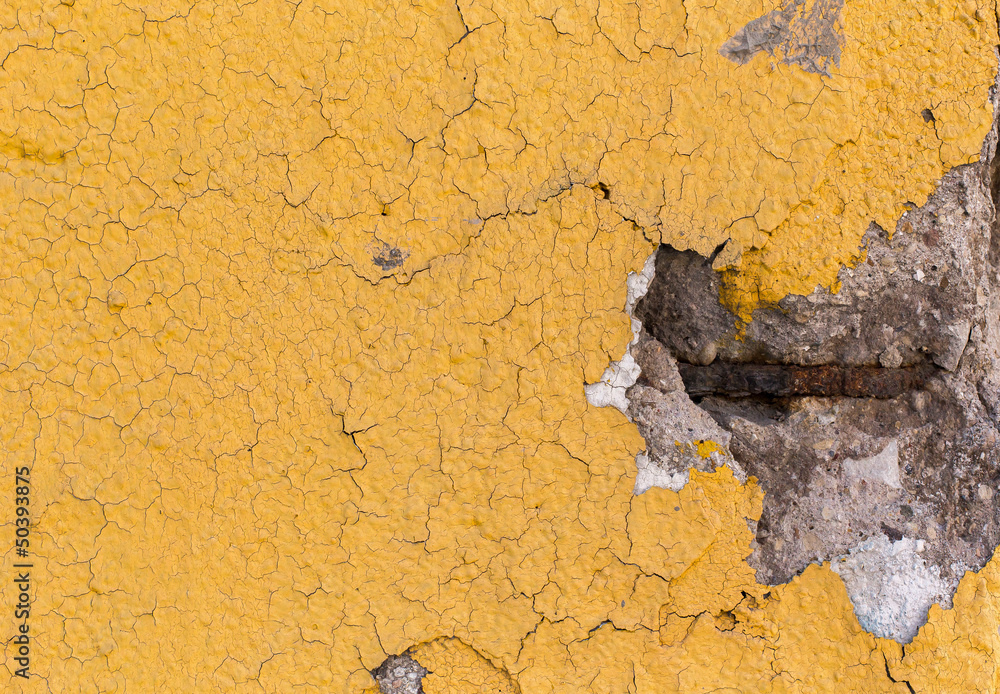 Obraz premium Details of a concrete yellow divider wall falling apart
